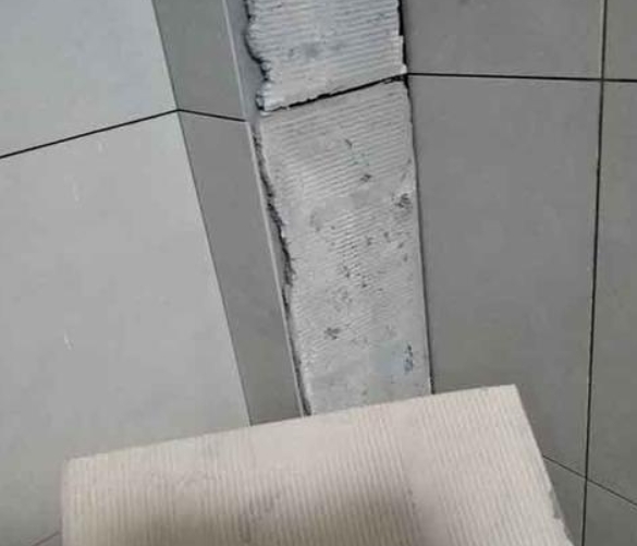 科尔沁左翼后瓷砖空鼓维修公司分享下厨房瓷砖脱落的补救措施。